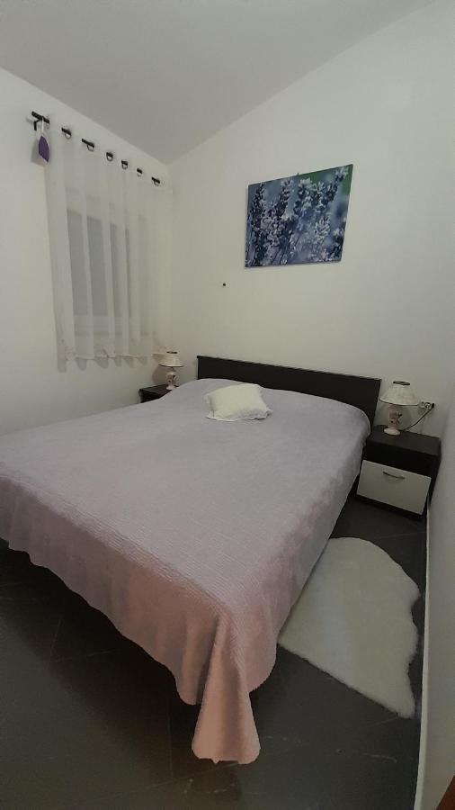 Apartmani Ivankovic Karlobag Ngoại thất bức ảnh