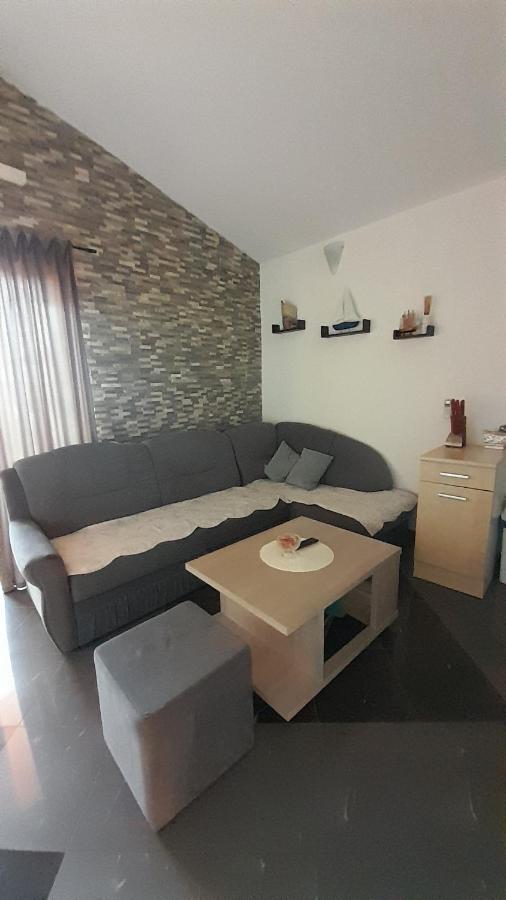 Apartmani Ivankovic Karlobag Ngoại thất bức ảnh